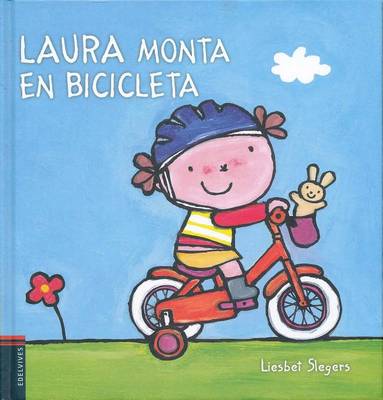 Laura monta en bicicleta