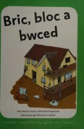 Bric, bloc a bwced: Archwilio'r amgylchedd awyr agored yn y Cyfnod Sylfaen